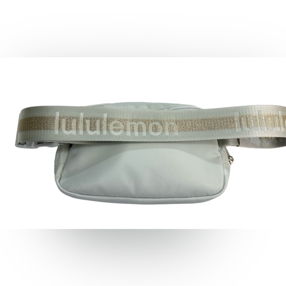 NWOT Lululemon Everywhere Belt Bag Wordmark Vapor/Gold/White - Picture 6 of 14
